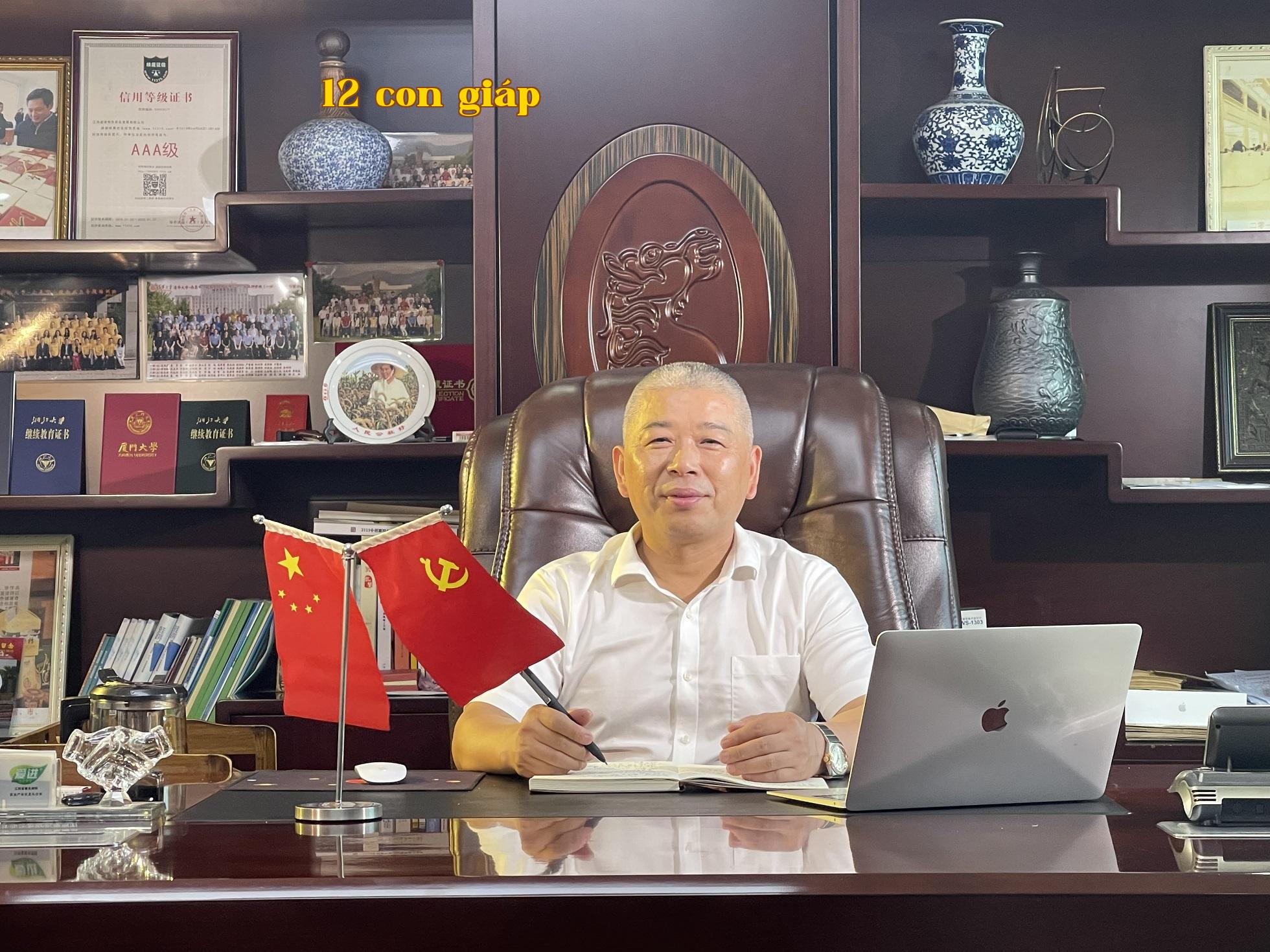 Ông Wan Huijin, Chủ tịch Công ty Đặc sản Ai Jin, chúc toàn thể nhân viên và khách hàng thân mến một Mid-Autumn Festival vui vẻ.