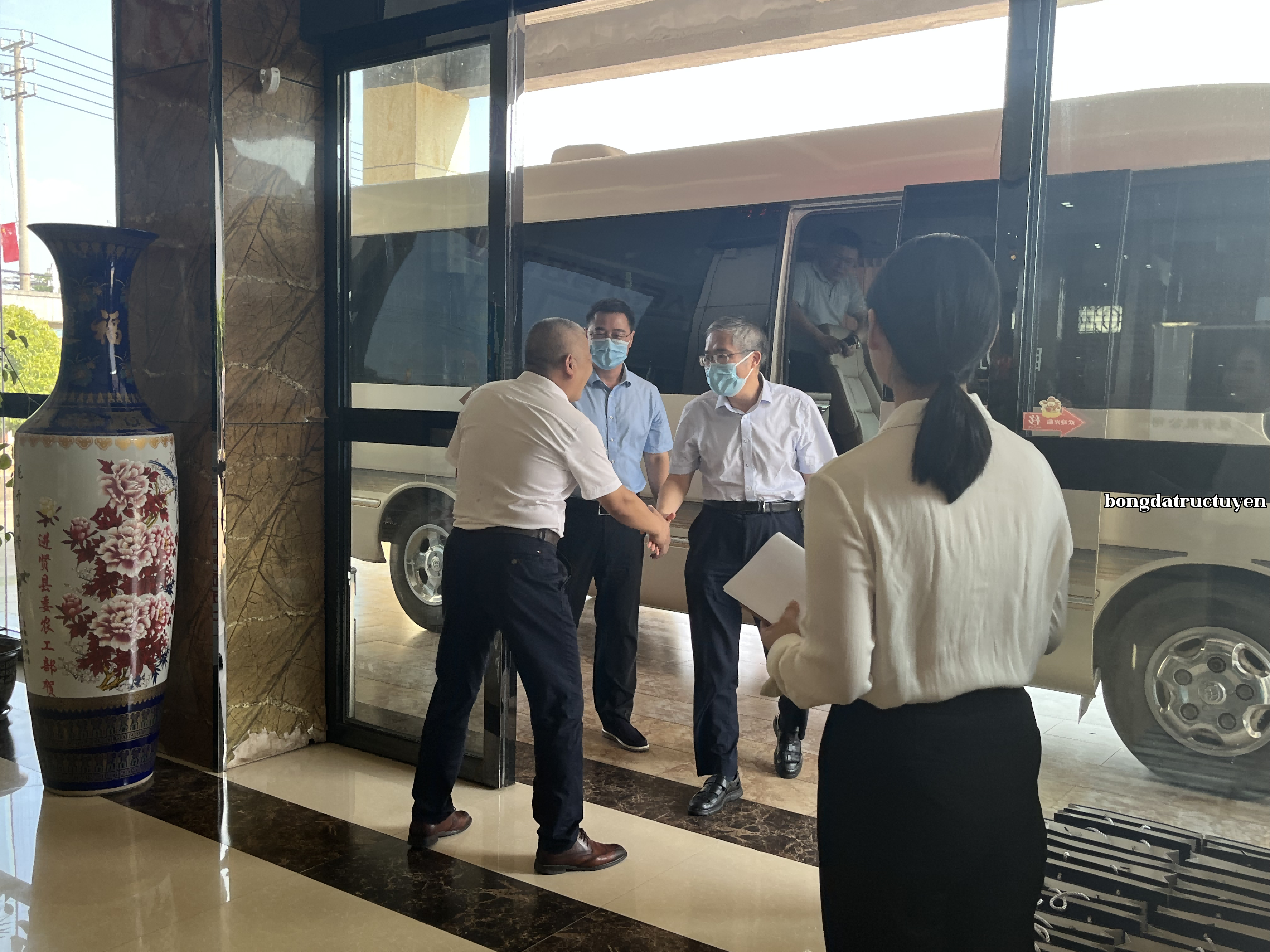 Ông Chen Bangxun, viên cấp một của Cục Hướng dẫn Kinh tế Hợp tác Nông thôn, dẫn đầu đoàn đến thăm và hướng dẫn công việc tại Công ty Phát triển Nông nghiệp Đặc sản Giang Tây Ai Jin.